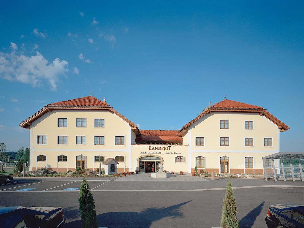 Отель Landzeit Restaurant Voralpenkreuz Заттледт Экстерьер фото